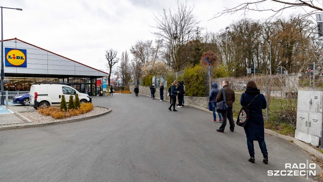 Można znów wchodzić do zamkniętych na początku kwietnia lasów, a W sklepach i kościołach może przebywać więcej osób niż w ostatnich tygodniach. O północy weszło w życie rozporządzenie rządu znoszące i modyfikujące część ograniczeń wprowadzonych w związku z sytuacją epidemiczną.