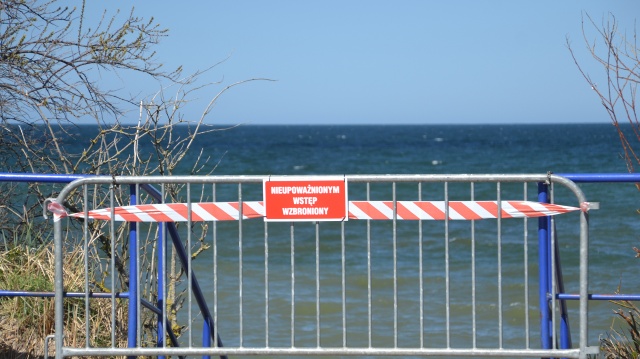 Już nie ma dzikich plaż... Jeszcze w niedzielę można było zaśpiewać, bo plaż nie było żadnych. W poniedziałek wszystko się zmieniło, więc ten materiał nich będzie ku pamięci.