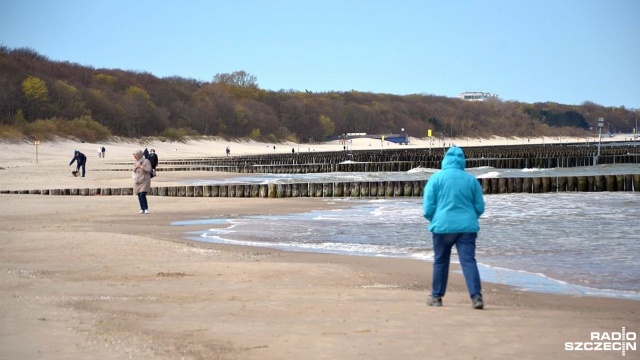 W Kołobrzegu bez tłumów, ale pierwsi spacerowicze już zdecydowali się posłuchać szumu morskich fal. Nadmorskie plaże od poniedziałku otwarte.