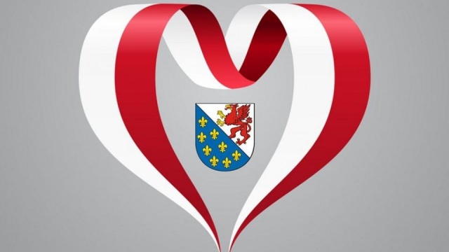 Tym razem ze względu na okoliczności: również w wyjątkowy sposób Starostwo gryfickie prosi mieszkańców o przesyłanie zdjęć, na których noszą biało-czerwone koszulki.