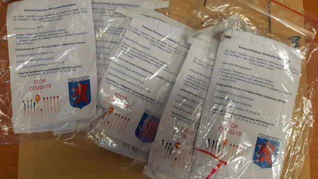 Dwie kobiety i mężczyzna ukradli maski, które ze swoich skrzynek pocztowych odbierają mieszkańcy.