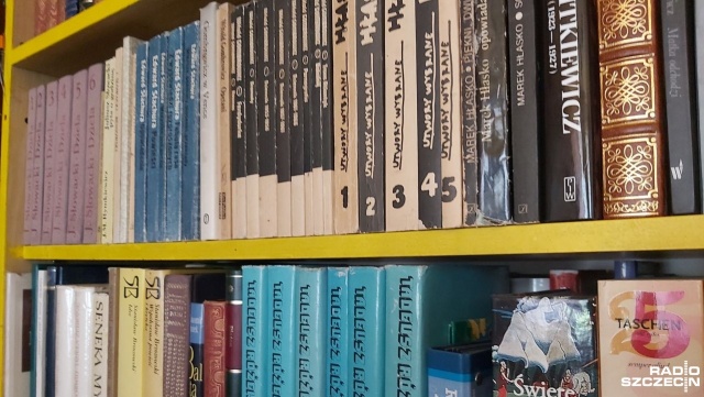 Pomysł organizacji święta zrodził się w Katalonii - tego dnia hucznie obchodzony jest tam dzień Świętego Jerzego. Zgodnie z długą tradycją w Katalonii obdarowywano w ten dzień kobiety czerwonymi różami, mającymi symbolizować krew smoka pokonanego przez św. Jerzego.