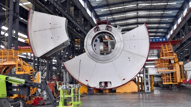 Prace przy budowie maszyny, która wydrąży tunel pod Świną nadal trwają. Mimo panującej pandemii koronawirusa chiński producent kontynuuje rozpoczęty w ubiegłym roku montaż.