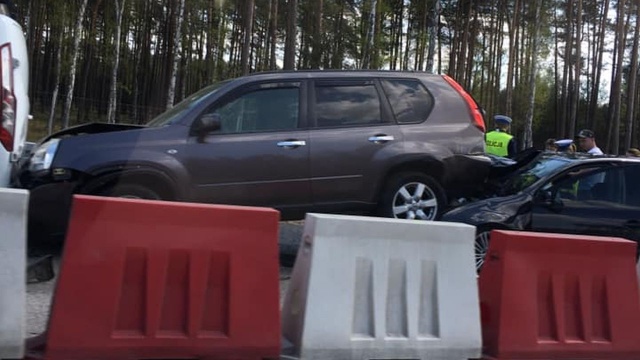 Zderzenie trzech samochodów osobowych w pobliżu węzła Rzęśnica. Utrudnienia napotkamy w obu kierunkach.