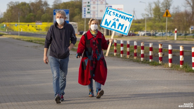 Wpuśćcie nas do pracy Wpuśćcie nas do domu - pod takim hasłem protestowali w piątek mieszkańcy i przedsiębiorcy utrzymujący się z pracy wykonywanej po obu stronach polsko-niemieckiej granicy.