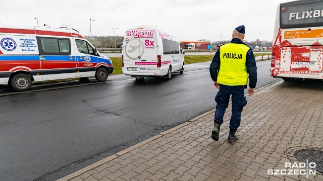 Kierowcy firm transportowych próbują omijać obowiązkową kwarantannę. Busy, które krążą między Niemcami a Polską oferują swoim pasażerom podróż od drzwi do drzwi. W praktyce okazuje się jednak, że tuż przed granicą wszyscy podróżujący muszą wyjść z auta i przejść przez kontrolę pieszo.
