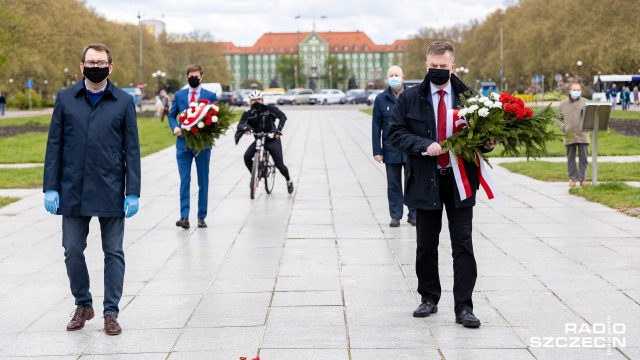 Posłowie i działacze Lewicy ze Szczecina złożyli kwiaty przed Pomnikiem Czynu Polaków. Wtórowali im członkowie Ogólnopolskiego Porozumienia Związków Zawodowych.