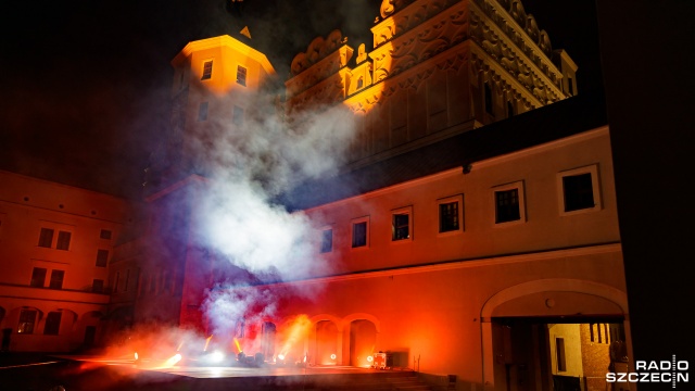 W piątkowy wieczór na niebie królowały pokazy świetlne. O godzinie 21.30, w geście solidarności z personelem medycznym i branżą estradową, w Szczecinie i 70 innych miastach odbyła się akcja Light the Sky.