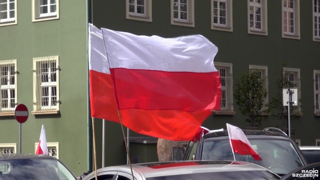 Marszałek Sejmu Elżbieta Witek powiedziała, że biało-czerwone barwy naszej flagi łączą wszystkich Polaków. Dziś Dzień Flagi - jedno z najmłodszych świąt państwowych.