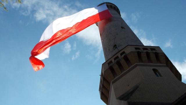 Ma 400 metrów kwadratowych i waży ponad 100 kilogramów - największa flaga Rzeczypospolitej zawisła na latarni morskiej w Świnoujściu.