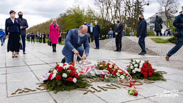 Po złożeniu kwiatów politycy tłumaczą swoje stanowiska w związku z wyborem Prezydenta RP. Godzina po godzinie, przed pomnikiem Czynu Polaków w Szczecinie pojawili się w niedzielę politycy Platformy Obywatelskiej i Prawa i Sprawiedliwości.