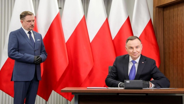 Ubiegający się o reelekcję prezydent Andrzej Duda podpisał nową umowę programową z NSZZ Solidarność. Szef związku Piotr Duda podkreślił w przemówieniu, że jest to kontynuacja umowy sprzed pięciu lat, z czasów kampanii prezydenckiej.