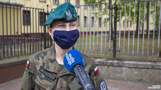 Wojskowe gadżety, słodycze i środki czystości otrzymali w darze podopieczni Domu Dziecka w Policach. To wsparcie od żołnierzy 12. Brygady Zmechanizowanej. Pomoc mundurowi przetransportowali w dwóch wozach wojskowych.