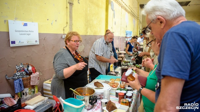 Paprykarz, bezy, warzywa i owoce z ekologicznych gospodarstw, produkty lokalne, naturalne kosmetyki... - to tylko część oferty szczecińskiego Bazaru Smakoszy. W tym tygodniu impreza obchodzi trzecie urodziny.