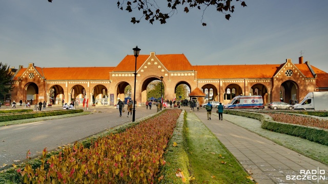 Brama Główna Cmentarza Centralnego w Szczecinie przejdzie remont. Miasto zaczęło już szukać wykonawcy - listę zainteresowanych firm poznamy 12 maja.