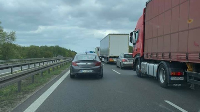 Na zwężeniu w okolicach węzła Dąbie doszło do zderzenia ciężarówki i dwóch samochodów osobowych. Rozlany na jezdni olej neutralizować musiała straż pożarna.