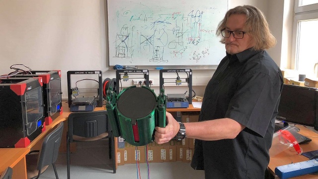 Szczeciński inżynier Marcin Królikowski wydrukował respirator na drukarce 3D.