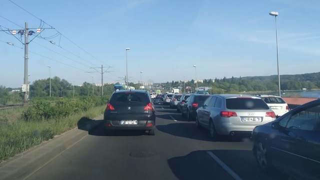 Zderzenie autobusu pospiesznego linii A, ciężarówki i samochodu osobowego na ulicy Eskadrowej w Szczecinie. Do zdarzenia doszło na nitce w kierunku prawobrzeża tuż przed zjazdem na Zdroje.