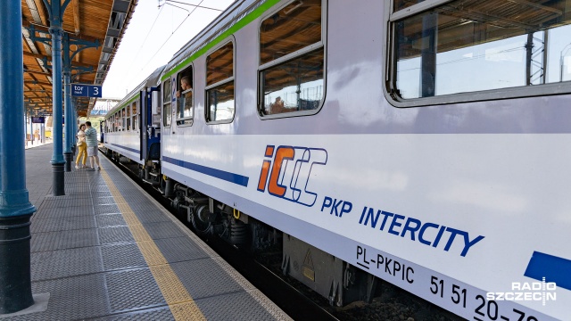 Państwowy przewoźnik PKP Intercity przywraca niektóre połączenia kolejowe. W rozkładzie jazdy pojawiły się kolejne pociągi.