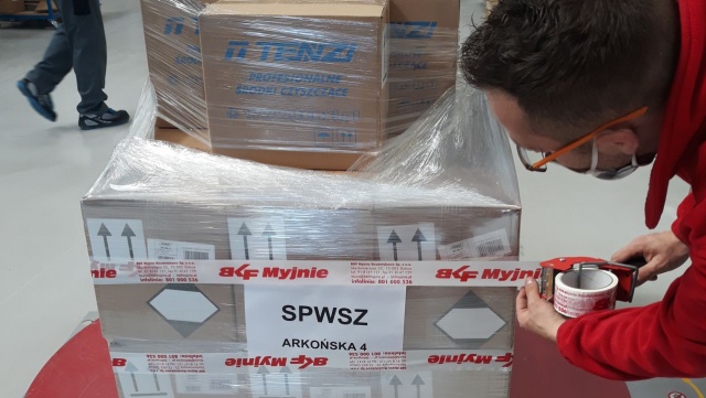 Profesjonalny sprzęt do sprzątania, środki do dezynfekcji oraz ochrony osobistej trafiły do szczecińskich szpitali. Przekazała je lokalna firma BKF Myjnie.