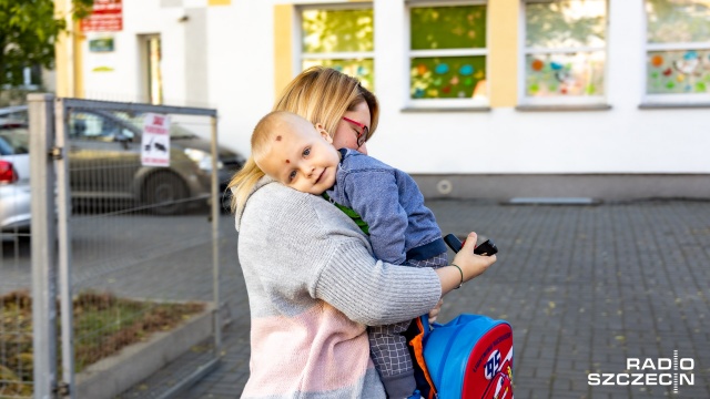 Wielki powrót - wtorek jest pierwszym, testowym dniem otwarcia dwóch żłobków miejskich. To placówki przy ul. Niedziałkowskiego oraz Kostki-Napierskiego. Przed jednym z nich reporter Radia Szczecin obserwował rozstania dzieci i rodziców.