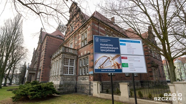 Kandydaci na studentów Akademii Morskiej w Szczecinie mogą aplikować online. Kalendarz rekrutacji będzie dostosowany do terminu matur - uspokajają władze uczelni.