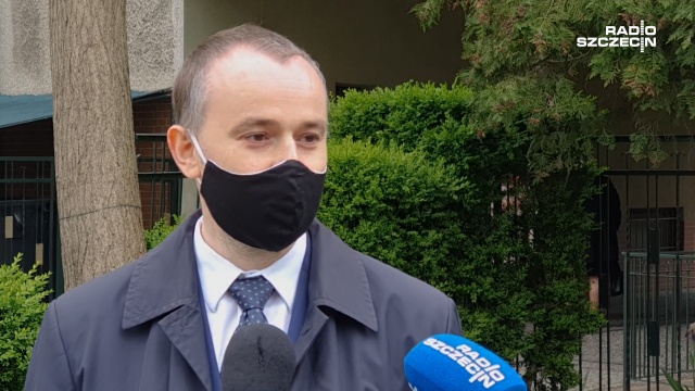 Prezydent Andrzej Duda skupia się konsekwentnie na programie, a nie na kontrkandydatach, choć podchodzi do wszystkich z szacunkiem - mówi prezydencki minister dla Radia Szczecin.