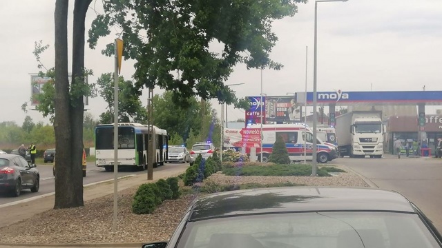 Dwie osoby zostały ranne po zderzeniu autobusu komunikacji miejskiej linii 77 z samochodem osobowym.