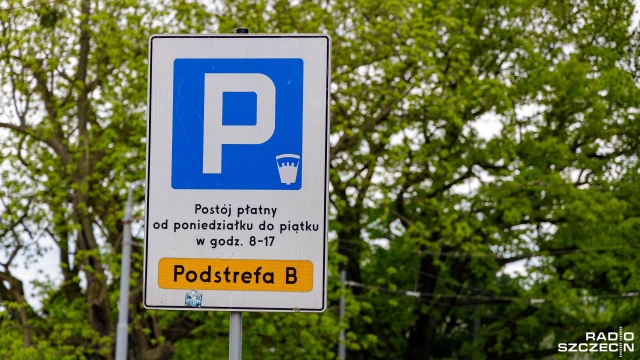 Od poniedziałku kierowcy, którzy parkują samochody na ulicach Kołobrzegu muszą ponownie wrzucać pieniądze do parkometrów.