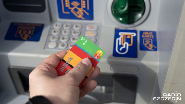 Jeśli na bankowym koncie nagle pojawi się kilkaset tysięcy złotych - i nie jest to wygrana w Lotto - to nie ma co się cieszyć. Pieniądze trzeba będzie oddać. W przeciwnym razie właścicielowi konta grożą nawet trzy lata więzienia. Tak jak pewnemu mieszkańcowi Goleniowa.