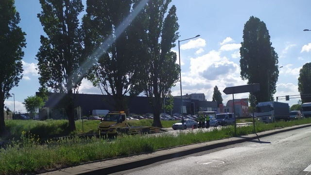Kolizja i utrudnienia na wyjeździe ze Szczecina w kierunku Stargardu. Na ul. Struga zderzyła się ciężarówka i samochód osobowy.