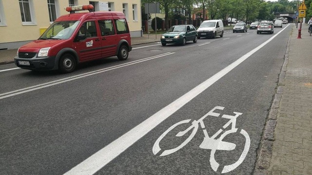 W mieście wprowadzono nową organizację ruchu, która pozwala im poruszać się na niektórych chodnikach.