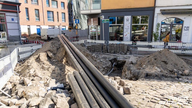 Od poniedziałku na Podzamczu prowadzona jest inwestycja Szczecińskiej Energetyki Cieplnej, która - jak twierdzą właściciele lokali - jest dla nich ciosem w plecy po pandemii. Trwa wymiana rur i klienci nie mogą korzystać z restauracji.