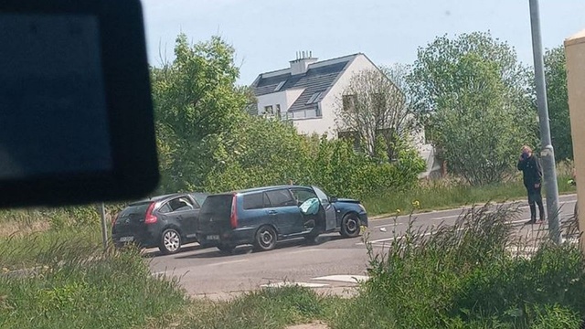 Na Szosie Polskiej, w pobliżu skrzyżowania z ulicą Kolonistów, zderzyły się dwa samochody osobowe.