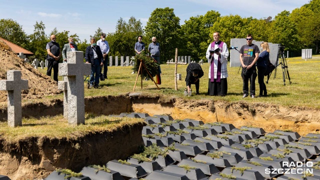 Na Cmentarzu Wojennym Żołnierzy Niemieckich w Glinnej odbył się pogrzeb 1000 żołnierzy i ofiar cywilnych z czasów II wojny światowej. Są to szczątki osób odnalezionych w 2019 roku.
