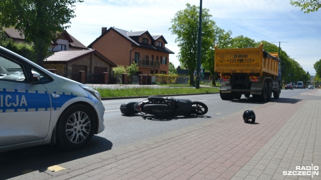 Wciąż trwają utrudnienia w ruchu na położonej w ciągu drogi krajowej nr 11 ulicy Koszalińskiej w Kołobrzegu.