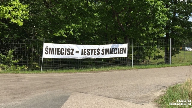 Generalna Dyrekcja Dróg Krajowych i Autostrad szuka właściciela baneru, który zawisł na płocie przy drodze krajowej nr 10, w pobliżu węzła Motaniec w gminie Kobylanka.