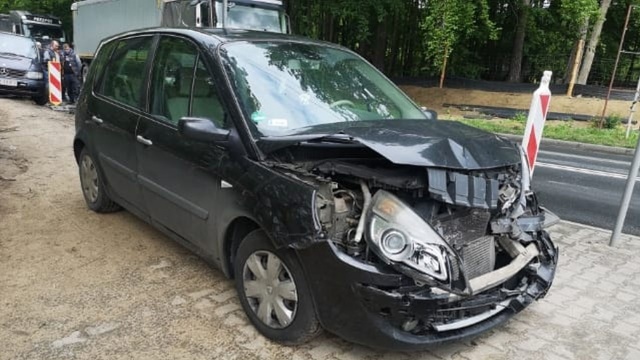 Na rondzie przy Jeziorze Głębokie zderzyły się dwa auta osobowe: Renault i Mercedes. Jeden samochód jest bardzo mocno rozbity.