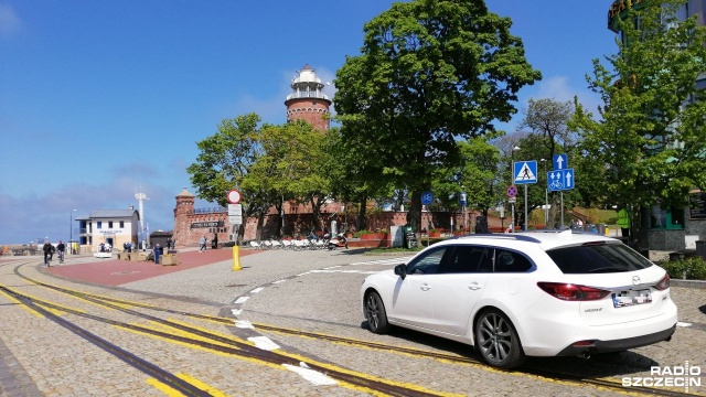 Władze Kołobrzegu planują zamknąć dla ruchu kołowego okolice portu i latarni morskiej. To po to, by kierowcy nie docierali samochodami do samego portu, gdzie często tworzą się korki.