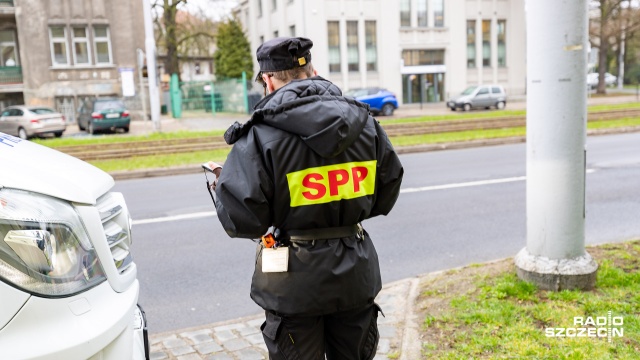 Odmrożenie strefy płatnego parkowania w Szczecinie czy dofinansowanie lotniska w Goleniowie - m.in. tymi uchwałami zajmą się radni podczas zaplanowanej na godzinę 10 zdalnej sesji rady miasta.