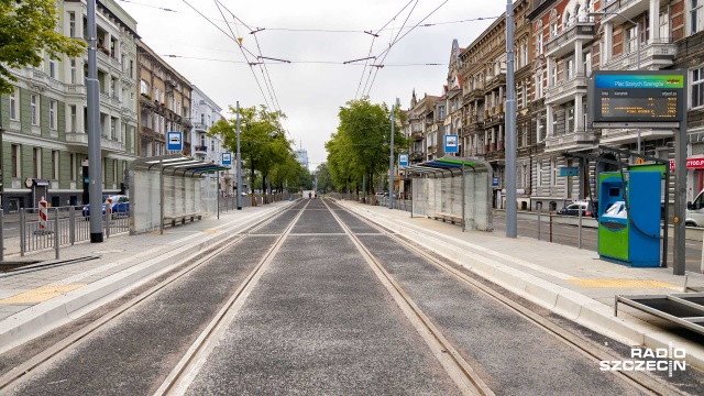 Prace przy modernizacji układu torowego na placu Szarych Szeregów w Szczecinie są już mocno zaawansowane. Budowa wspólnego pasa dla tramwajów i autobusów w stronę placu Odrodzenia jest już niemal gotowa. Niebawem zacznie się kolejny etap tej inwestycji.