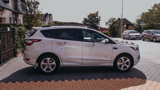 Sprzed domu wielorodzinnego w Gryfinie zniknęło auto warte prawie 100 tysięcy złotych. To biały Ford Kuga. Jego właściciel podejrzewa, że akcja była zaplanowana. Samochód skradziono w nocy z niedzieli na poniedziałek.