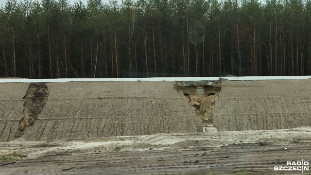 Ulewne deszcze uszkodziły skarpy, na których powstaje nowa droga ekspresowa S3 w kierunku Świnoujścia. Nasypy w niektórych miejscach mają wydrążone przez wodę kilkumetrowe jamy.