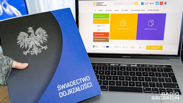 Abiturienci V LO w Bydgoszczy mają składać specjalne oświadczenia o stanie zdrowia, że nie są chorzy na koronawirusa. Kuratorium Oświaty jest zdziwione, a prawnicy mówią, że oświadczenia są zbędne.