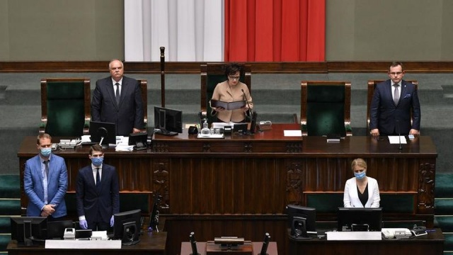 Sejm uczcił 30. rocznicę odrodzenia samorządu terytorialnego w Polsce. Posłowie przyjęli uchwałę w tej sprawie przez aklamację.