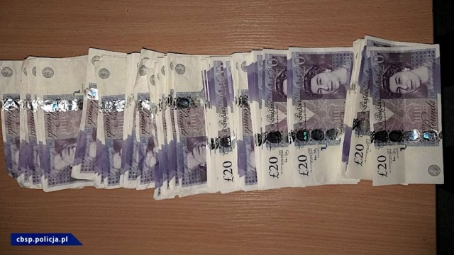Policja rozbiła gang specjalizujący się we wprowadzaniu do obiegu podrobionych brytyjskich banknotów.