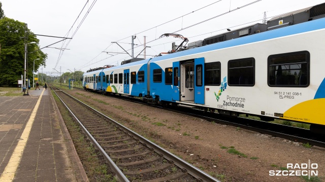 Koszalińscy radni podjęli w czwartek decyzję o uruchomieniu dodatkowego pociągu wakacyjnego z Koszalina do Mielna. Nad morze pojedziemy za 5 zł. Maksymalnie 27 osób będzie mogło przebywać w pociągu.