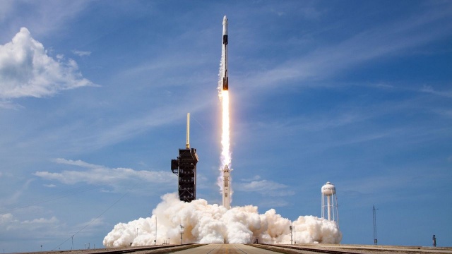 Misja załogowa SpaceX i NASA rozpoczęta [WIDEO]