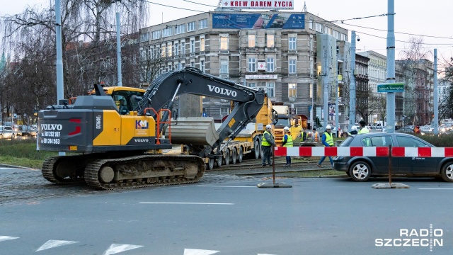 Od rana zmienia się organizacja ruchu na placu Szarych Szeregów w Szczecinie. Inaczej pojedzie też komunikacja miejska. Trzeba uważać.