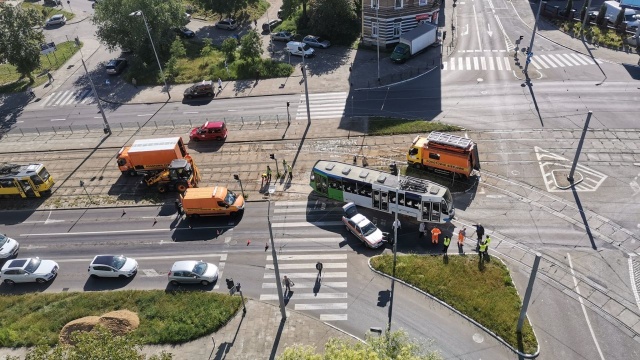 Kłopoty na linii tramwajowej szóstki. Około godziny 9 jeden z tramwajów wykoleił się na ulicy Dubois w Szczecinie.